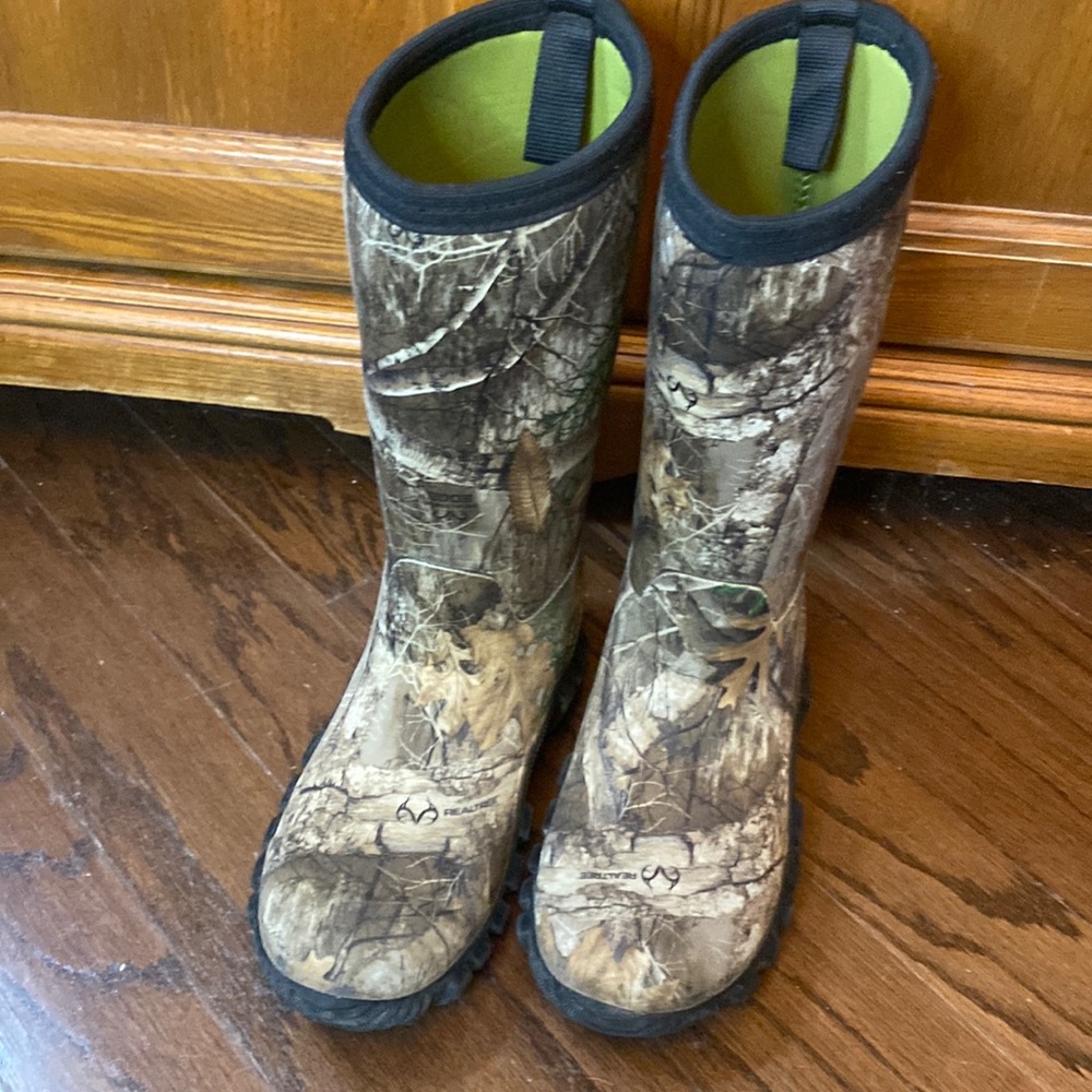 Youth Size 4 Rubber Boots Realtree Cammo
